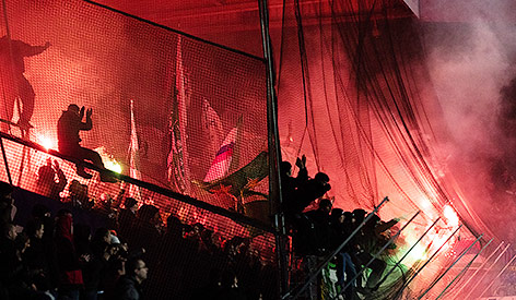 Fans mit Pyrotechnik