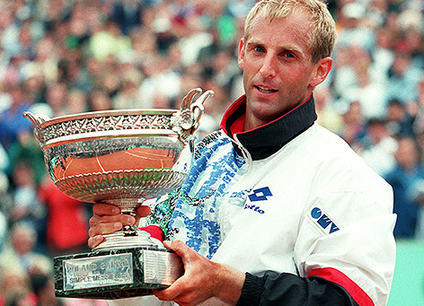 © GEPA/Ingrid Gerencser Thomas Muster mit Pokal nach Gewinn der French Open (1995)