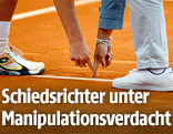 Anonymer Tennis-Spieler und Schiedsrichter deuten auf eine Grundlinie
