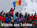 Fans mit einer Flagge von Andorra