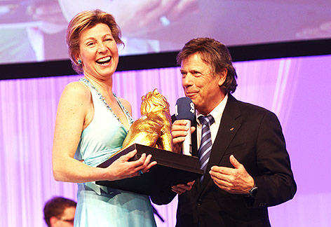 © GEPA/Felix Roittner Archivbild von 2012: Petra Kronberger erhält von Peter Schröcksnadel einen Ehrenpreis