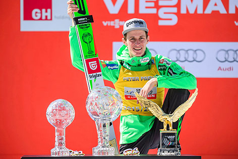 © APA/AFP/Jure Makovec Peter Prevc mit Weltcupkugeln und Siegerpokal