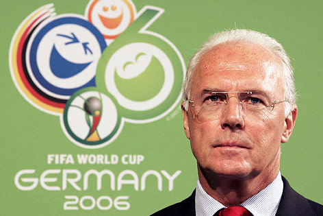 Franz Beckenbauer vor dem Logo der Fußball-WM 2006