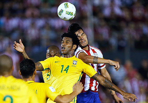 © APA/AP/Jorge Saenz Gil (BRA) und Gustavo Gomez (PAR) im Kopfballduell