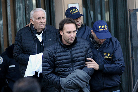 © AP/Maxi Failla Hugo Jinkis und sein Sohn Mariano werden im Juni 2015 von der Polizei aus einem Gerichtsgebäude in Buenos Aires geleitet