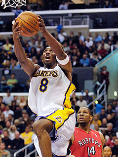 © Reuters/Chris Pizzello Kobe Bryant (Los Angeles Lakers) im Jänner 2006 im Spiel gegen die Toronto Raptors
