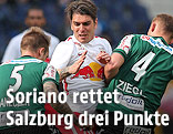 Jonatan Soriano (Salzburg) gegen zwei Ried-Spieler