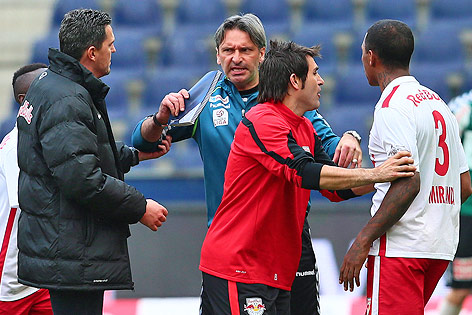 © GEPA/Felix Roittner Salzburg-Trainer Oscar Garcia, Ried-Kotrainer Mario Posch und Spieler Paulo Miranda (Salzburg)
