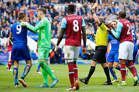 © Reuters/Darren Staples Jamie Vardy (Leicester City) bekommt die Rote Karte