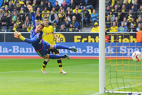 © GEPA/Witters/Uwe Speck Der Ball fliegt an HSV-Tormann Rene Adler vorbei ins Netz