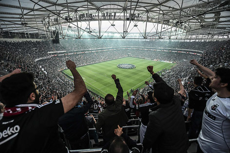 © APA/AFP/Ozan Kose Fans im neuen Stadion von Besiktas Istanbul