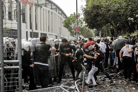 © APA/AFP/Yasin Akgul Fans schlagen sich mit Polizisten außerhalb des neuen Stadions von Besiktas Istanbul