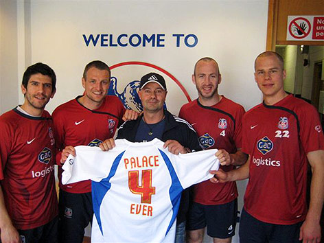 © Thomas Berger Johnny Ertl mit Trikot und Spielern von Crystal Palace