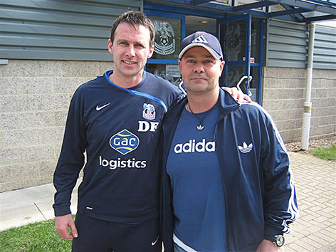 © Thomas Berger Johnny Ertl mit Trikot und Spielern von Crystal Palace