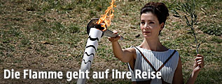 Die griechische Schauspielerin Katerina Lehou als Hohepriesterin mit der Olympischen Flamme
