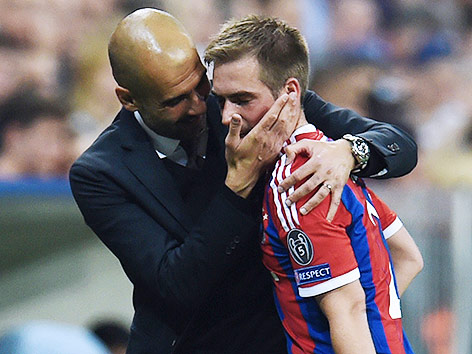 © AFP/picturedesk.com/Patrik Stollarz Bayern-Trainer Pep Guardiola mit Verteidiger Philipp Lahm