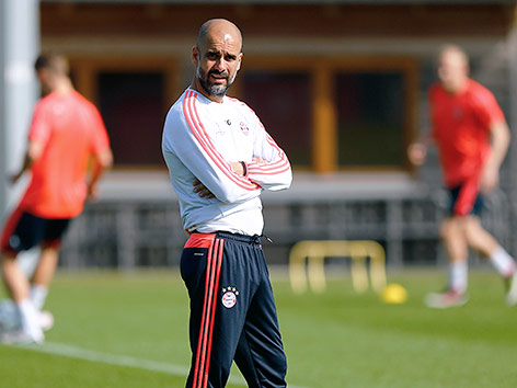 © AP/Matthias Schrader Pep Guardiola beim Training mit seiner Mannschaft