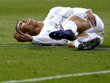 Cristiano Ronaldo liegt mit schmerzverzerrtem Gesicht auf dem Boden