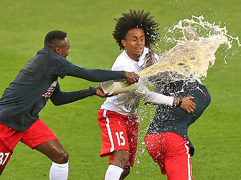 Bierdusche für Naby Deco Keita von Dimitri Joseph Oberlin und Jose Yordy Reyna Serna (Salzburg)