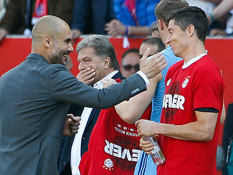 © Reuters/Michaela Rehle Bayern-Trainer Pep Guardiola gratuliert Robert Lewandowski