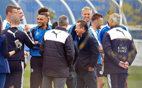 Leicester-Trainer Claudio Ranieri und der Klub-Besitzer Vichai Raksriaksornwith während eines Trainings