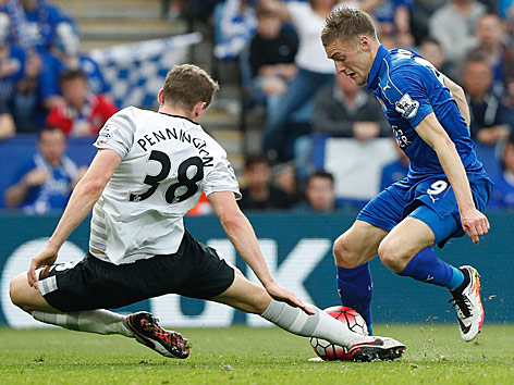 © APA/AFP/Adrian Dennis Matthew Pennington (Everton) und Jamie Vardy (Leicester City)