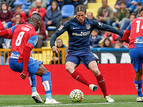 © APA/AFP/Biel Alino Jefferson Lerma (Levante) und Fernando Torres (Atletico)