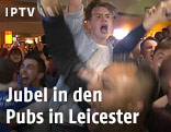 Jubelnde Fans in einem Pub