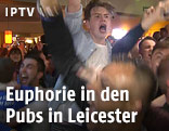 Jubelnde Fans in einem Pub