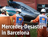 Mercedes-Bilde wird nach dem Crash abtransportiert