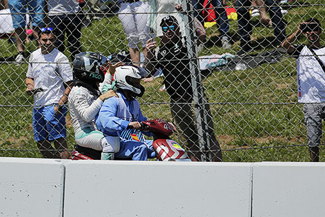 © APA/AP/Emilio Morenatti Nico Rosberg (GER/Mercedes) wird mit dem Moped von der Rennstrecke gebracht