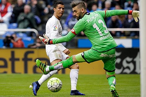 © Reuters/Miguel Vidal Cristiano Ronaldo (Real Madrid) schießt ein Tor La Coruna