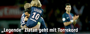 Zlatan Ibrahimovic (Paris SG) trägt seine Kinder