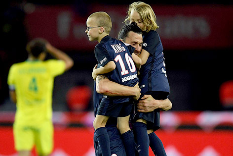 © APA/AFP/Franck Fife Zlatan Ibrahimovic (Paris SG) trägt seine Kinder