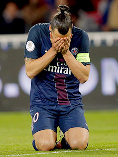 © AP/Christophe Ena Zlatan Ibrahimovic (Paris SG) kniet auf dem Rasen und weint