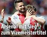 Jubel von Olivier Giroud (Arsenal) mit Mannschaftskollegen