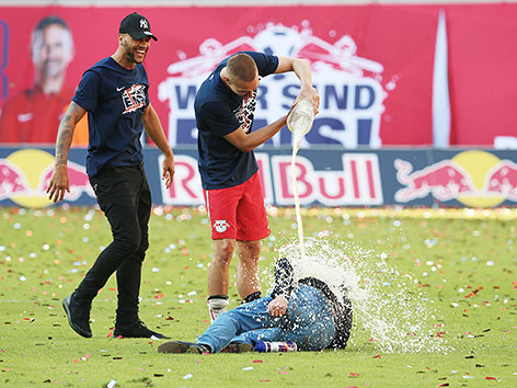 © GEPA/Kerstin Kummer Terrence Boyd, Stefan Ilsanker und Trainer Ralf Rangnick (Leipzig)