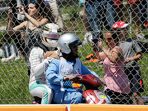 © APA/AP/Emilio Morenatti Lewis Hamilton auf einem Moped