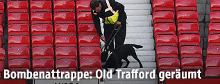 Sicherheitspersonal mit Spürhund