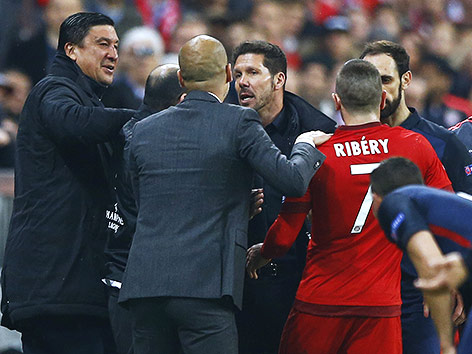© APA/AP/Matthias Schrader Atletico-Coach Diego Simeone diskutiert energisch mit Bayern-Spielern und deren Coach Pep Guardiola