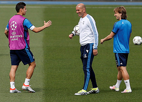 © Reuters/Andrea Comas Real Trainer Zinedine Zidane beim Training