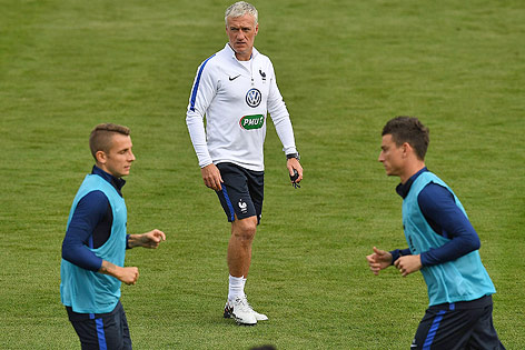 © APA/AFP/Franck Fife Frankreich-Trainer Didier Deschamps mit Spielern beim Training
