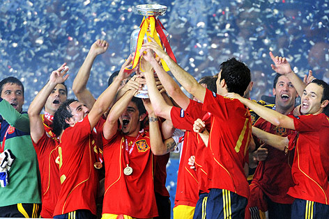 © APA/AFP/Thomas Lohnes Das spanische Fußballnationalteam feiert 2008 mit dem EM-Pokal