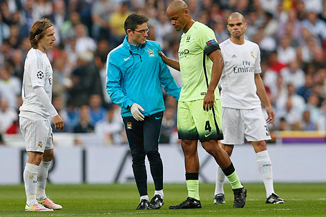 © Reuters/Action Images/Carl Recine Vincent Kompany (Manchester City) verlässt mit einem Betreuer im Spiel gegen Real Madrid verletzt das Spielfeld