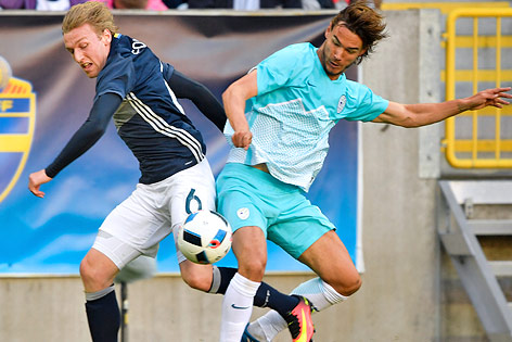 © AP/TT/Anders Wiklund Emil Forsberg (Schweden) gegen Rene Krhin (Slowenien)