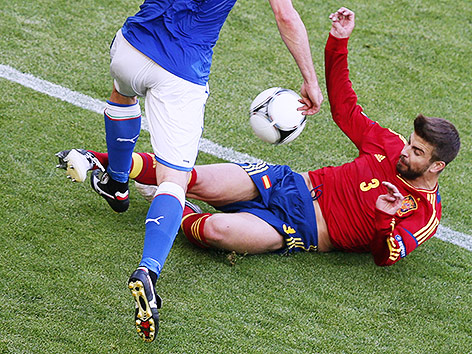 © Reuters/Leonhard Foeger Foul von Gerard Pique (ESP) an Thiago Motta (ITA) während der UEFA EURO 2012