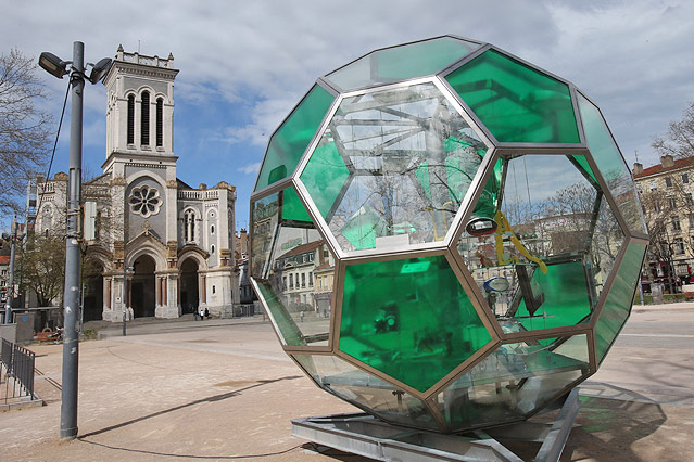 © GEPA/Andreas Pranter Fußballskulptur vor der Kathedrale von Saint-Etienne