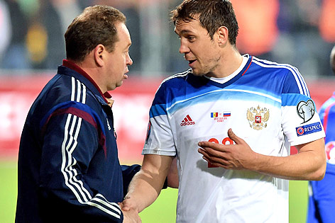 © APA/AFP/Kirill Kudryavtsev Russland-Trainer Leonid Sluzki und Spieler Artjom Dsjuba