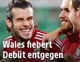 Der walisische Teamspieler Gareth Bale grinst seine Teamkollegen an