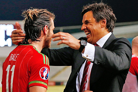 Der walisische Teamchef Chris Coleman umarmt Spieler Gareth Bale